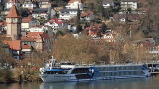 Die „Viva Tiara“ der RSR Shipping Company legte am Samstag am Alten Kran an und eröffnete die Saison der Flusskreuzfahrten in Wertheim. An Bord waren 98 Passagiere auf der Reise von Düsseldorf bis nach Passau und zurück.