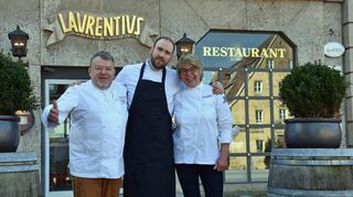 Freuen sich gemeinsam über den 15. Stern in Folge: Jürgen Koch, sein Sous-Chef Thomy Schäfer und Kochs Frau Sabine vor dem „Laurentius“ in Weikersheim.