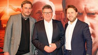 Das Filmteam um Hauptdarsteller Sebastian Bezzel (links) und Regisseur Daniel Harrich (rechts) fühlte sich in Weikersheim pudelwohl, zumal Weikersheims Ex-Bürgermeister Klaus Kornberger dem Team volle Unterstützung zusicherte.