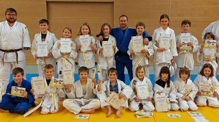 Erfolgreiche Judoka: 18 Jugendliche des Anfängerkurses des TSV Tauberbischofsheim legten die Prüfung zum 8. Kyu ab. Das Bild zeigt die erfolgreichen Teilnehmer zusammen mit den Trainern und Prüfern.