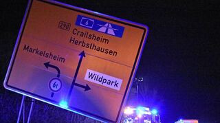 Unfall auf der B 290, neben dem Wildpark-Parkplatz: Der VW Passat kam von der Straße ab und kollidierte mit dem Straßenschild.