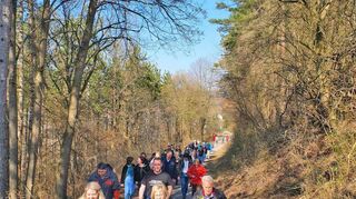 Rund 50 Wanderer machten sich auf den Weg – gemeinsam mit Ortsvorsteher Christoph Groß und dem „Bauwagen-Team“.