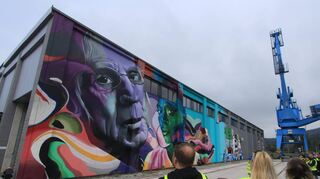 Wirkt wie ein Foto, ist aber Graffiti: das Werk von Karski & Beyond an einer Lagerhalle am Linzer Donauhafen.
