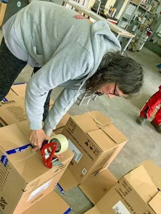 Die Kisten bekommen einen Aufkleber, auf dem der Inhalt vermerkt ist.