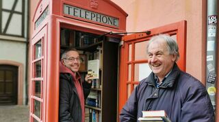 Gerald Strauß (rechts) kümmert sich seit Jahren liebevoll um die Bücherzelle auf dem Wenzelplatz. Einer der regelmäßigen Nutzer ist Christian Schlager.