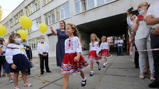 Festtag an einer ukrainischen Schule im Jahr 2020: In Niederstetten soll es für geflüchtete Schüler schnell so etwas wie den gewohnten Schulalltag geben.