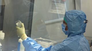 Eine zusätzliche Glasscheibe trennt die Mitarbeiter des Reinraumlabors von der „Werkbank“.