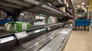 Kaum noch Mehl ist für die Kunden in diesem Lebensmittelmarkt zu bekommen. Die Regale für manche Produkte sind weitestgehend leer gekauft.