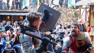Mittelalterfans kommen am Wochenende 26./27. März auf der Burg Wertheim wieder voll auf ihre Kosten.