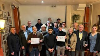 Als Zeichen der Solidarität mit der Ukraine wurde beim Liberalen Stammtisch ein Gruppenbild gemacht.