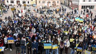 Dem Aufruf der Kaufmännischen Schule für eine Friedensdemonstration am Montag auf dem Marktplatz in Bad Mergentheim folgten mehrere Schulen. Die Polizei zählte rund 850 Teilnehmer.