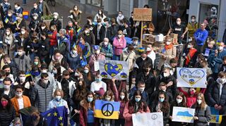 Klare Haltung zeigten die Schüler und Lehrer. Ausschließlich junge Leute machten sich am Mikrofon stark für den Frieden in der Welt und forderten ein Ende der Kämpfe in der Ukraine.