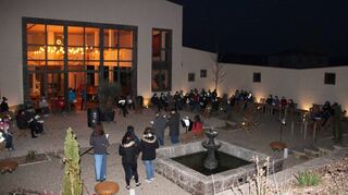 Menschen aller Glaubensgemeinschaften versammelten sich im orientalischen Garten des Dokumentations- und Begegnungszentrums in schillingstadt zum Gebet für den Frieden.