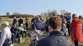 Der evangelische Chor „Sing again“ und der Erzähler Reinald Rickmeyer führten zahlreiche Interessierte über den Elpersheimer Friedensweg – ein Zeichen der Solidarität und der Hoffnung mit der Ukraine.