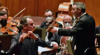 Waren sich musikalisch und manchmal auch physisch richtig nah: Flötist Emmanuel Pahud und Dirigent Ivan Repusic im Mannheimer Akademiekonzert.