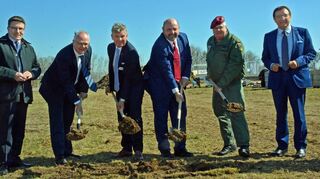 Spatenstich mit (von links): Landrat Christoph Schauder, einem Vertreter des Bundesamts für Ausrüstung, Manfred Röthinger (HFTS), Bürgermeisterstellvertreter Klaus Lahr, Brigadegeneral Ulrich Ott und MdL Dr. Wolfgang Reinhart.