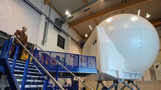So sieht der Projektions-„Dome“ des Flugsimulators aus, in dem die Piloten sitzen. Ein vergleichbares Modell kommt nach Niederstetten.