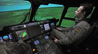 Vorbereitung auf den taktischen Einsatz: Ein Hubschrauberpilot übt in einem NH 90-Hubschrauber-Flugsimulator; hier in Faßberg.
