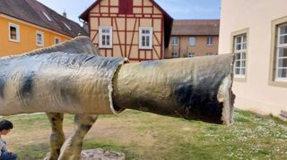 Unbekannte haben den Ausstellungs-Dino am Kulturforum so schwer beschädigt, dass die Stadt ihn inzwischen komplett abbauen musste.