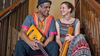 Seltene Klangwelten mit Musik aus Madagaskar: Erick Manana ist am Freitag, 8. April, um 20 Uhr mit Jenny Fuhr zu Gast in Niederstetten.
