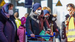Flüchtlinge aus der Ukraine sind auf diesem Beispielbild in Deutschland angekommen und werden von Helfern in Empfang genommen.