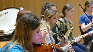 Jugendliche aus ganz Deutschland bildeten das „JOP“-Camporchester und präsentierten sich in der Weikersheimer Tauberphilharmonie mit in einem emotionalen Programm. Dirigent Martin Lentz hatte die Jugendlichen in nur drei Tagen zu einem überzeugenden Ensemble geformt.