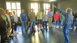 Dirigent Hermann-Josef Beyer coacht das Niederstettener Theaterensemble in der „Black Box“ der Alten Schule: Bis zu den Osterferien müssen sämtliche Songs für „Alice“ sitzen, dann geht es ans erste Zusammenbauen der Niederstettener „Alice“.