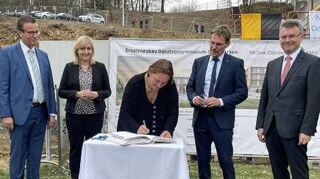 Kultusministerin Theresa Schopper trug sich in das Goldene Buch der Stadt ein.