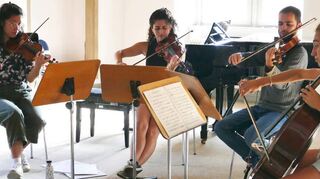 Junge Musiker und Musikerinnen aus der ganzen Welt treffen in Weikersheim zusammen; hier beim „International Chamber Music Campus“.