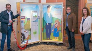 Sie werben für den Besuch der Ausstellung zur Elektromobilität (von links): Landrat Jens Marco Scherf, Miltenbergs stellvertretender Bürgermeister Cornelius Faust und Simone Lang (Bayern Innovativ).