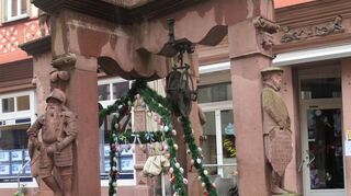Der Engelsbrunnen ist bereits österlich geschmückt. 2022 wird es endlich wieder einen Ostermarkt geben. Dabei wird auch ein besonderer weiterer Osterbrunnen eine Rolle spielen.