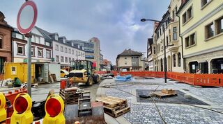 Die Straßenlampen sind installiert, die Bäume werden nächste Woche gepflanzt: Mit großen Schritten ging es in den vergangenen Wochen am Sonnenplatz voran.