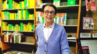 Die Inhaberin des Buchladens Buchheim, Angelika Hörnig, tritt gemeinsam mit ihrem Mann den Ruhestand an. Der Buchhandel Schöningh aus Würzburg ist der neue Inhaber.