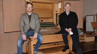 Der neue Bezirkskantor Carsten Wiedemann-Hohl (links) und Interimsvertretung Kirchenmusikdirektor Professor Carsten Klomp (rechts) vor der Rensch-Orgel in der Wertheimer Stiftskirche.
