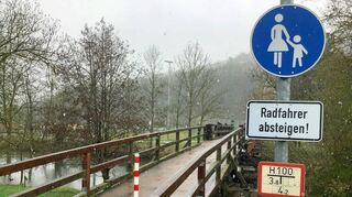 Marode, oft repariert und mit Stahlstützen versehen: So wie es aktuell aussieht, wird der Pioniersteg irgendwann einem Ersatzneubau weichen.