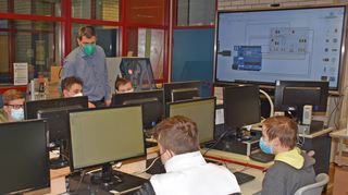 Schulleiter Heiko Knebel beim Unterricht in den Technikräumen der Kopernikus-Realschule.