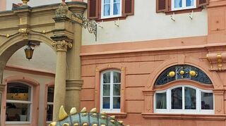 Der „Euoplocephalus“ steht vor den Zwillingshäusern und ist künftig neben dem „Parasaurolophus“ auf dem Deutschordenplatz der zweite plastische Botschafter der laufenden „Dino City“ in der Kurstadt.