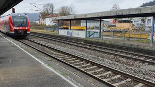 Bahnreisende in Richtung Lauda/Würzburg können in Königshofen ganz normal einsteigen. In die Gegenrichtung ist dies nicht möglich, wie auch diese Perspektive zeigt. Die Umzäunung verhindert einen Zugang zu einem nicht vorhandenen Bahnsteig.
