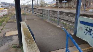 Kein Zugang zu den Gleisen: In Richtung Osterburken/Heilbronn ist von Königshofen aus kein Einstieg möglich, weil es keinen Bahnsteig gibt. Wer die Treppe hinausgeht, wird von einem Zaun gestoppt.