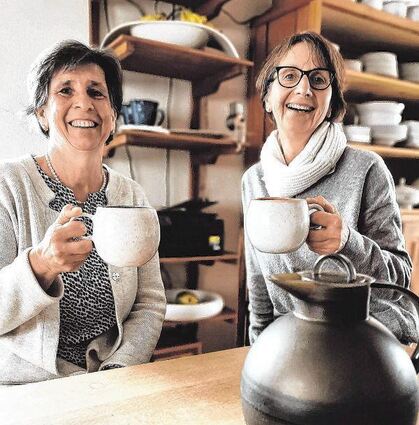 Wenn Bettina Kempf (links) und Marlise Teicke Kaffee trinken, ist er natürlich mit dem Fairtrade-Siegel versehen.