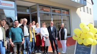 Die Freude ist groß, nicht nur bei Boxbergs Bürgermeisterin Heidrun Beck (links) und Ortsvorsteher Stefan Graf (Dritter von links) über die Neueröffnung der LBV-Bäckerei-Filiale, sondern auch in der Bevölkerung.
