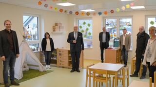 Der neue Kindergarten in Edelfingen ist fertig, worüber sich (von links) Kersten Hahn (für Kinderbetreuung verantwortlicher Fachbereichsleiter), Susanne Schwab (Kindergarten-Leiterin), OB Udo Glatthaar, Ortsvorsteher Detlef Heidloff, Architekt Max Ertel, Stadtbaudirektor Bernd Straub und Christina Fritschke (Kindergartenleiterin) in der „Frösche-Gruppe“ freuen.