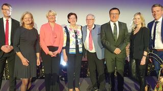 Über den gelungenen Start des Hotels „Das Bischof“ freuen sich (von links) Peter Vogel (Vorstandsvorsitzender Sparkasse Tauberfranken), Bürgermeisterin Anette Schmidt, Tanja Motz, Hildegard und Erwin Motz (Eltern), MdL Dr. Wolfgang Reinhart, Inna Steuer (Lebensgefährtin von Tobias Motz) und Gastronom Tobias Motz.