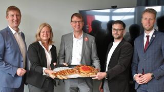 Symbolische Schlüsselübergabe (von links): stellvertretender Vorstandsvorsitzender der Sparkasse Tauberfranken, Wolfgang Reiner, Anette Schmidt, Vorsitzende des Verwaltungsrates, Vorstandsvorsitzender Peter Vogel, Architekt Johannes Tröger und Oberbürgermeister Markus Herrera Torrez.