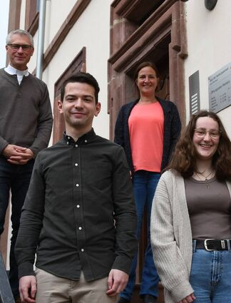 Kirche vor Ort in der Seelsorgeeinheit Lauda-Königshofen kennenlernen: Jana Schöllig (rechts) als Gemeindereferentin und Maximilian Kauter als Priesteranwärter. Über die jugendliche Frische der Praktikanten freuen sich Pfarrer Stefan Märkl (links) und Verena Stang.