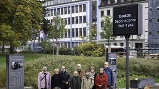 Auszeichnung für den DenkOrt Deportation in Würzburg: von links) Architekt Matthias Braun, Vorsitzende Benita Stolz, Dr. Harald Ebert, Zweite Vorsitzende Christine Hofstetter, Karlheinz Spiegel, Dr. Rotraud Ries, Susanne Wildfeuer, Schriftführerin Hannelore Hübner, Kassenwart Michael Stolz.
