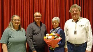 Das Ende einer Ära war die Verabschiedung von Susanne Habel (mit Blumen) nach 17-jähriger Tätigkeit als Chorleiterin des Reinsbronner Gesangsvereins, von links die Vorsitzende Dorothee Habel, der neue Chorleiter Roland Nörpel und der stellvertretende Vorsitzende Erwin Hofmann.