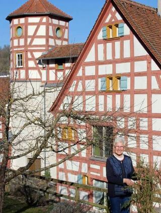 Die Stammrosen freuen sich, ihren Wintermantel abzulegen. Elli Metzger freut sich schon jetzt auf den Duft, den der Garten im Sommer entfaltet.