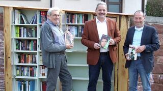 Über den neuen öffentlichen Bücherschrank am Dorfplatz in Gamburg freuten sich bei der Übergabe (von links) Erbauer Peter Antes, Bürgermeister Ottmar Dürr und Ortsvorsteher Roland Johannes.