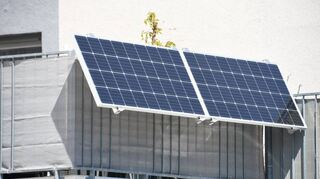 Selbst auf dem Balkon können kleine Solarstromanlagen Platz finden.